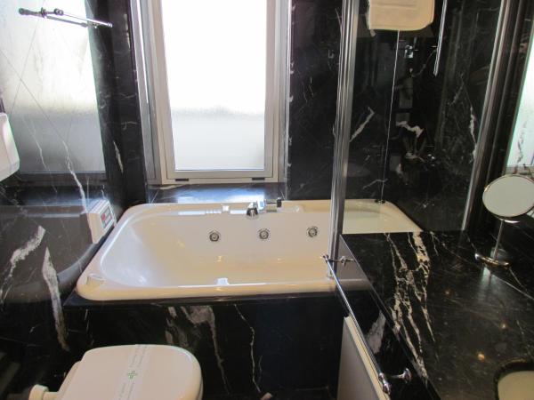 Room 56 - Le Dimore : photo 8 de la chambre suite lit king-size avec baignoire spa