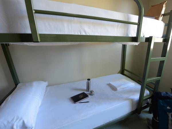 Albergue Monte Do Gozo : photo 1 de la chambre chambre familiale avec salle de bains privative