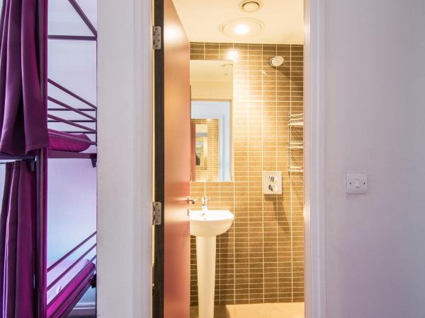 Safestay London Elephant & Castle : photo 8 de la chambre chambre quadruple avec salle de bains