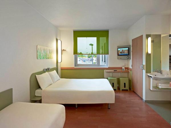 ibis budget Krakow Stare Miasto : photo 3 de la chambre chambre double standard avec lit d'appoint