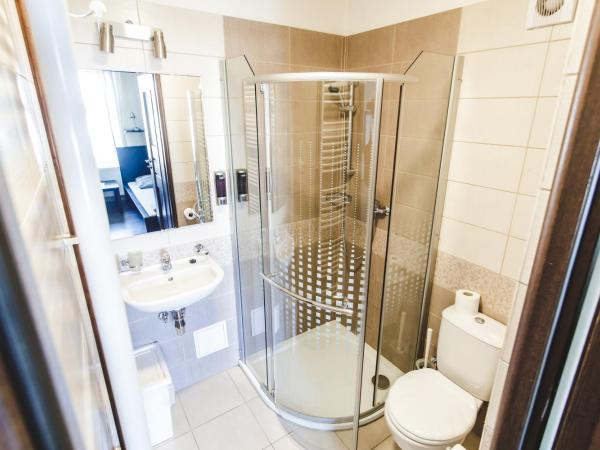 Hostel u Arény : photo 4 de la chambre chambre lits jumeaux avec salle de bains privative