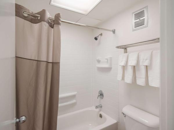 Motel 6-Colorado Springs, CO - Air Force Academy : photo 2 de la chambre chambre lit king-size deluxe - non-fumeurs