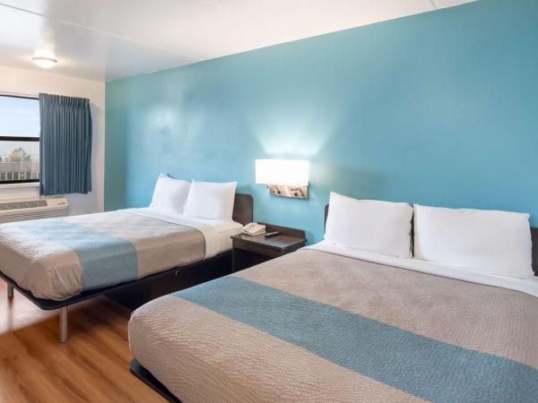 Motel 6-Colorado Springs, CO - Air Force Academy : photo 2 de la chambre chambre avec 2 lits queen-size - accessible aux personnes à mobilité réduite