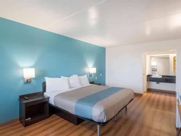 Motel 6-Colorado Springs, CO - Air Force Academy : photo 6 de la chambre chambre lit king-size deluxe - non-fumeurs