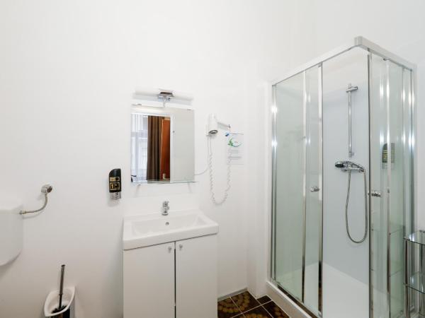 Very Central, 5 min to city center, Self Check In : photo 6 de la chambre chambre double standard