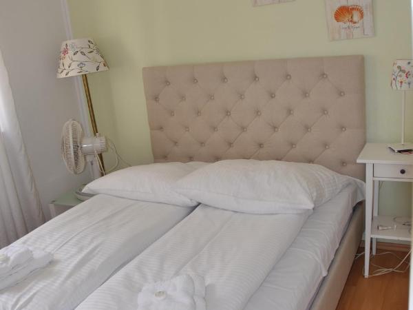 Hotel-Pension Asta : photo 7 de la chambre chambre double ou lits jumeaux avec salle de bains commune