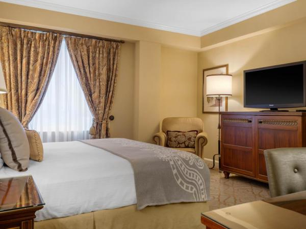 Omni Royal Orleans Hotel : photo 2 de la chambre chambre lit king-size premier avec jacuzzi 
