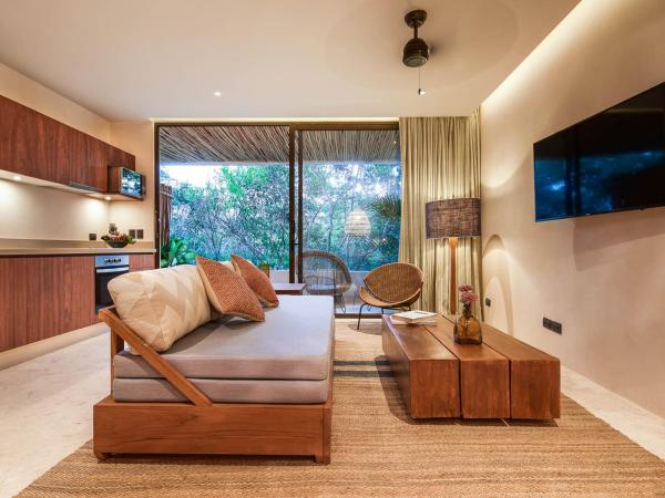 Copal Tulum Hotel : photo 4 de la chambre studio deluxe jungle avec lit king-size, canapé-lit king-size et terrasse - vue sur jardin
