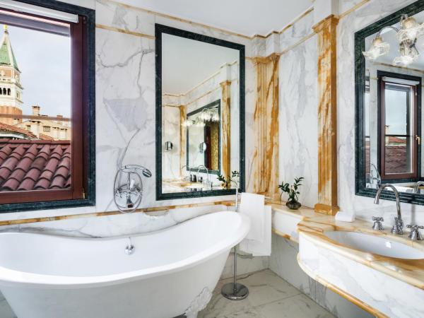Baglioni Hotel Luna - The Leading Hotels of the World : photo 4 de la chambre suite tiziano - vue sur lagon
