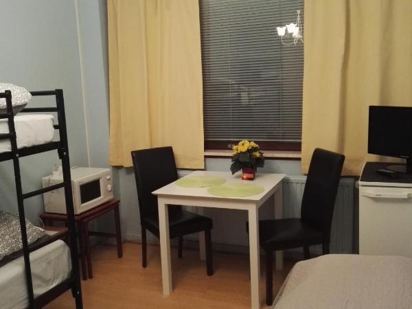 Guesthouse Outa : photo 2 de la chambre chambre triple avec salle de bains commune