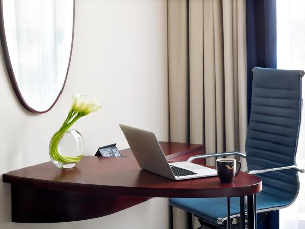 Mövenpick Hotel & Apartments Bur Dubai : photo 8 de la chambre executive deluxe king room - complimentary lounge access, evening cocktails, chocolate hour, transfer to kite beach and dubai mall / burj khalifa