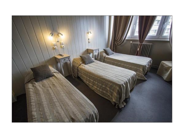 Hôtel De Londres : photo 2 de la chambre chambre familiale (2 adultes + 3 enfants)