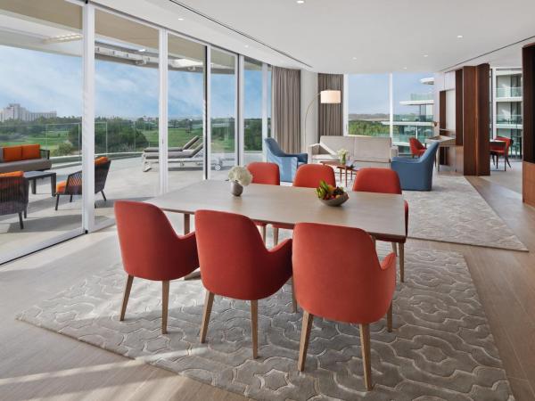 JA The Resort - JA Lake View Hotel, Dubai : photo 4 de la chambre suite 2 chambres avec jacuzzi extérieur