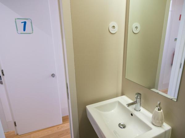 Change The World Hostels - Coimbra - Almedina : photo 7 de la chambre chambre double deluxe avec salle de bains privative