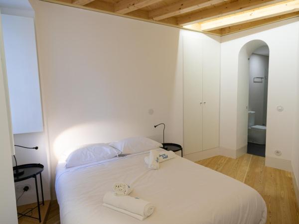 Change The World Hostels - Coimbra - Almedina : photo 8 de la chambre chambre double avec salle de bains privative