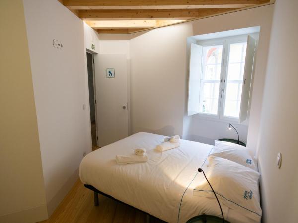 Change The World Hostels - Coimbra - Almedina : photo 3 de la chambre chambre double avec salle de bains privative
