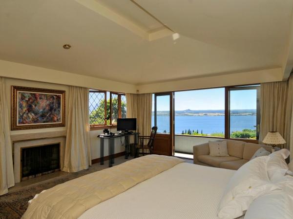 Lake Taupo Lodge : photo 1 de la chambre suite de luxe avec baignoire spa