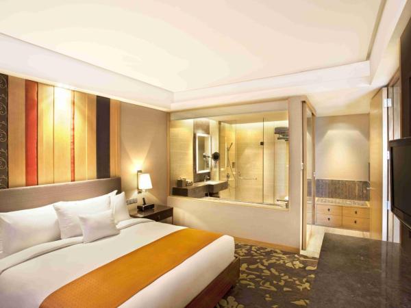 Holiday Inn New Delhi Mayur Vihar Noida, an IHG Hotel : photo 8 de la chambre executive suite with imfl with snacks, at restaurant from 18:00 hours to 20:00 hours