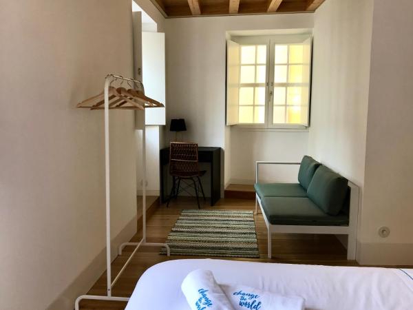 Change The World Hostels - Coimbra - Almedina : photo 6 de la chambre chambre double deluxe avec salle de bains privative