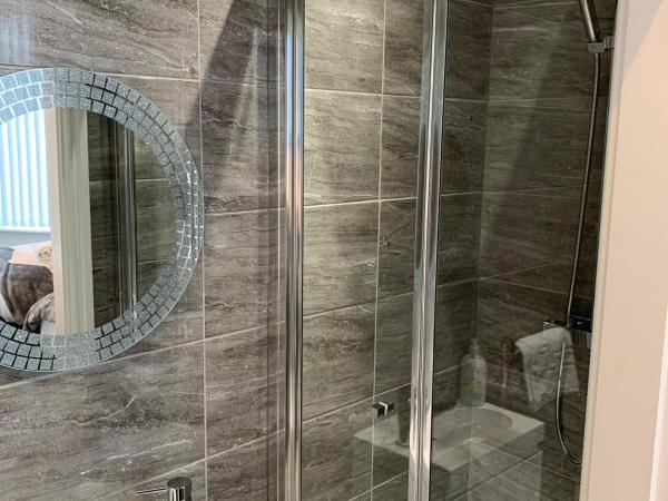 Priory Suites : photo 1 de la chambre chambre triple avec salle de bains privative