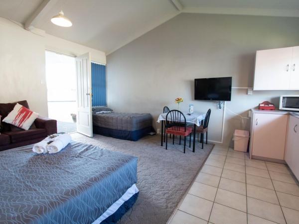 Jack & Di's Lakefront Motel : photo 4 de la chambre appartement familial 1 chambre - vue sur jardin