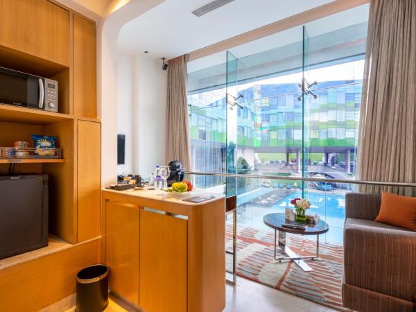 Vivanta Bengaluru, Whitefield : photo 5 de la chambre loft suite pool view king bed