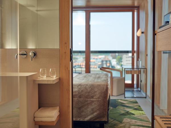 Hotel Jakarta Amsterdam : photo 1 de la chambre chambre supérieure avec baignoire, douche et balcon