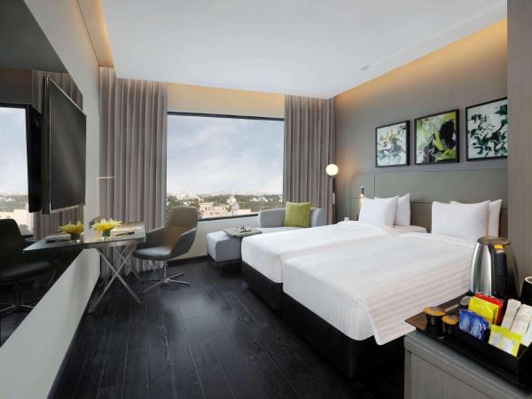 Novotel Chennai Chamiers Road : photo 2 de la chambre superior room with two single beds