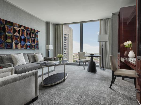 Four Seasons Hotel One Dalton Street, Boston : photo 2 de la chambre suite d'angle lit king-size back bay pour personnes à mobilité réduite