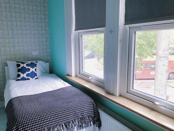 Caspian Hotel : photo 6 de la chambre chambre quadruple avec salle de bains privative