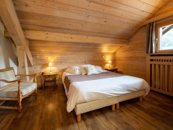 Hôtel La Montagne : photo 2 de la chambre chambre familiale avec balcon