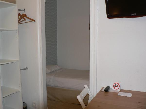 Htel Les Alizs : photo 2 de la chambre chambre triple - vue sur cour