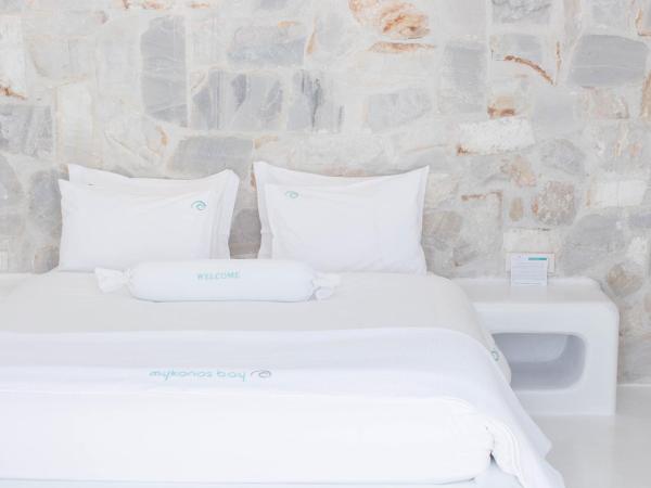 Mykonos Bay Resort & Villas : photo 8 de la chambre villa d'art privée deluxe avec 3 chambres et jacuzzi extérieur - vue panoramique sur mer - bâtiment annexe