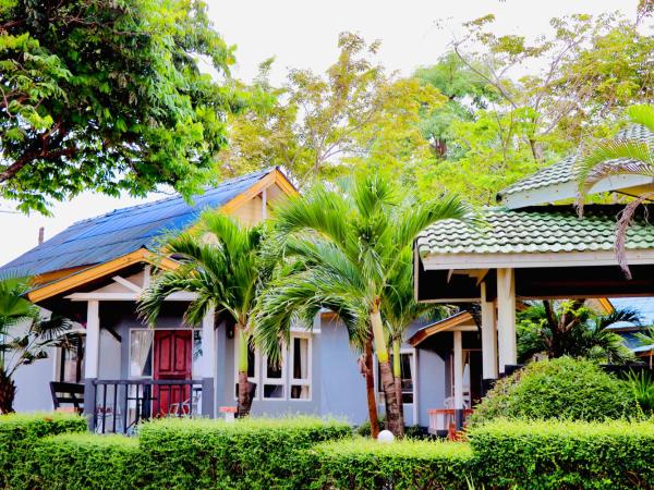 Lanta Palm Beach Resort , Beach Bungalow - Koh Lanta : photo 1 de la chambre chambre familiale