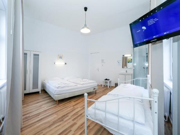 Self Check-in Time Out City Hotel Vienna : photo 3 de la chambre chambre triple avec toilettes communes