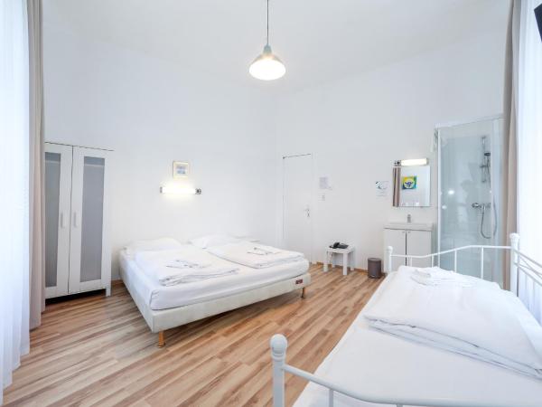 Very Central, 5 min to city center, Self Check In : photo 2 de la chambre chambre triple avec toilettes communes