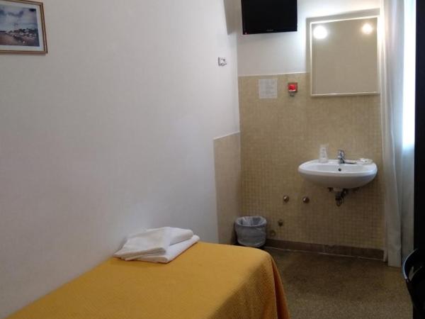 Hotel Leonardo : photo 3 de la chambre chambre simple avec salle de bains commune