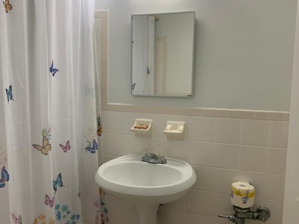 International Inn on the Bay : photo 8 de la chambre chambre double - vue sur piscine