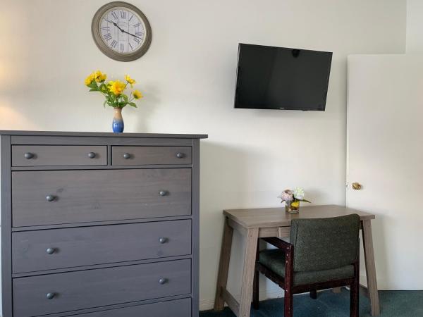 International Inn on the Bay : photo 3 de la chambre chambre double - vue sur piscine