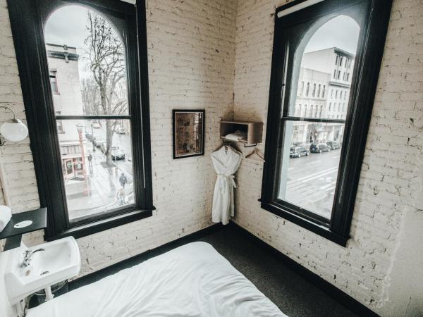 The Society Hotel : photo 2 de la chambre chambre lit queen-size avec salle de bains commune