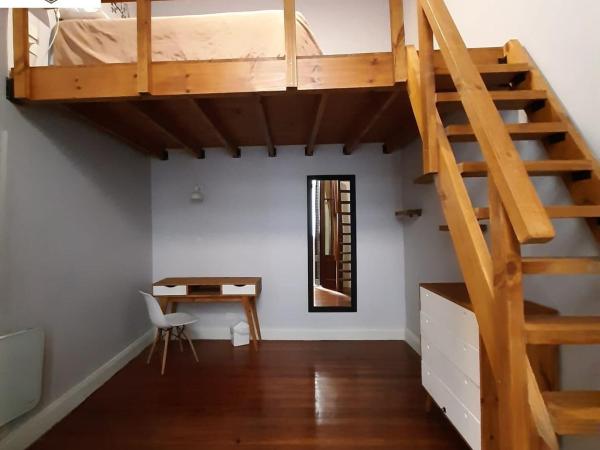 Sabatico Travelers Hostel & Guesthouse : photo 1 de la chambre chambre lit queen-size avec salle de bains commune