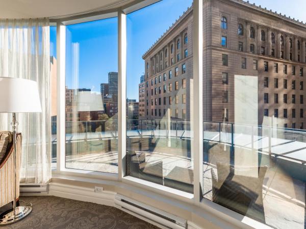 Hôtel Birks Montréal : photo 8 de la chambre hébergement avec 1 lit king-size et terrasse - vue sur grand montréal