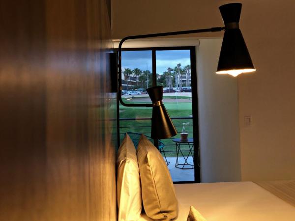 SIX TWO FOUR Urban Beach Hotel : photo 4 de la chambre chambre lit king-size standard