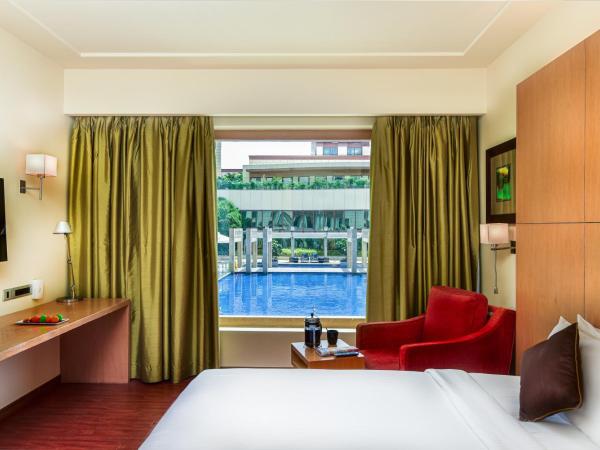 Novotel Hyderabad Airport : photo 7 de la chambre chambre lits jumeaux supérieure avec vue sur la piscine