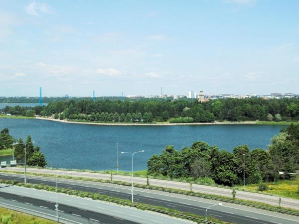 Holiday Inn Helsinki West - Ruoholahti, an IHG Hotel : photo 5 de la chambre chambre lit king-size standard - vue sur baie