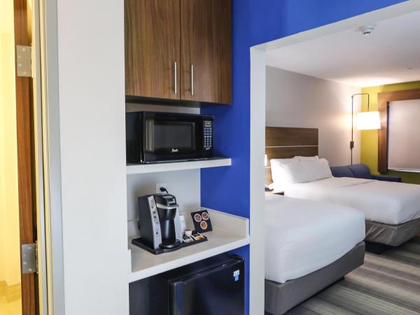 Holiday Inn Express & Suites - Houston IAH - Beltway 8, an IHG Hotel : photo 5 de la chambre suite 2 lits queen-size - non-fumeurs