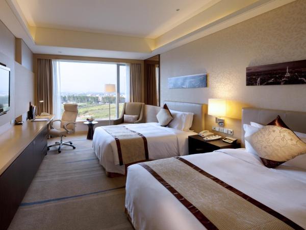 Crowne Plaza Guangzhou Huadu, an IHG Hotel - Free shuttle between hotel and Exhibition Center during Canton Fair & Exhibitor registration Counter : photo 5 de la chambre chambre lits jumeaux premium avec accès au salon