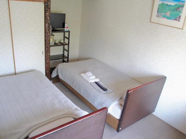 City Pension Tommy Rich Inn Kyoto : photo 1 de la chambre chambre lits jumeaux avec salle de bains commune