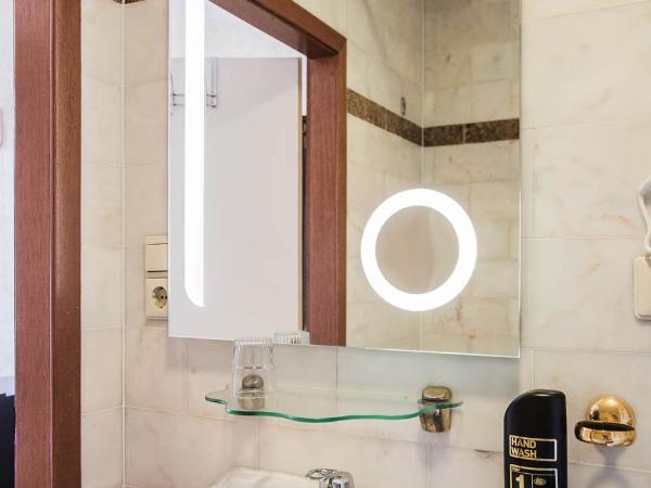 Hotel Atlanta : photo 1 de la chambre hébergement simple avec salle de bains privative