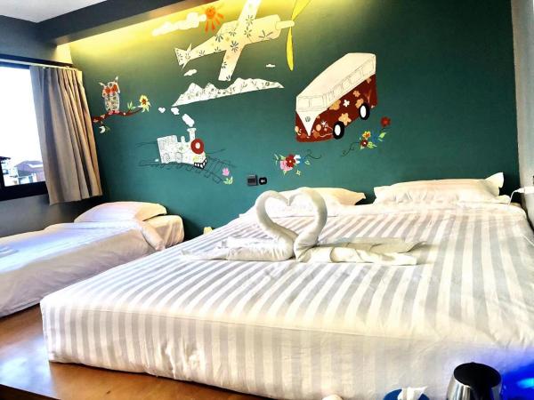 HOOT Hostel & Ratchada : photo 1 de la chambre chambre triple avec salle de bains privative